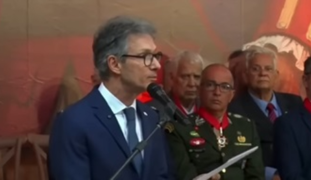 Márcio Borges e Yé Borges enquanto Romeu Zema discursava