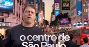 O governador Tarcísio de Freitas (Republicanos) falando para a câmera