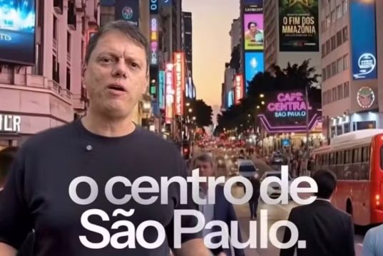 O governador Tarcísio de Freitas (Republicanos) falando para a câmera