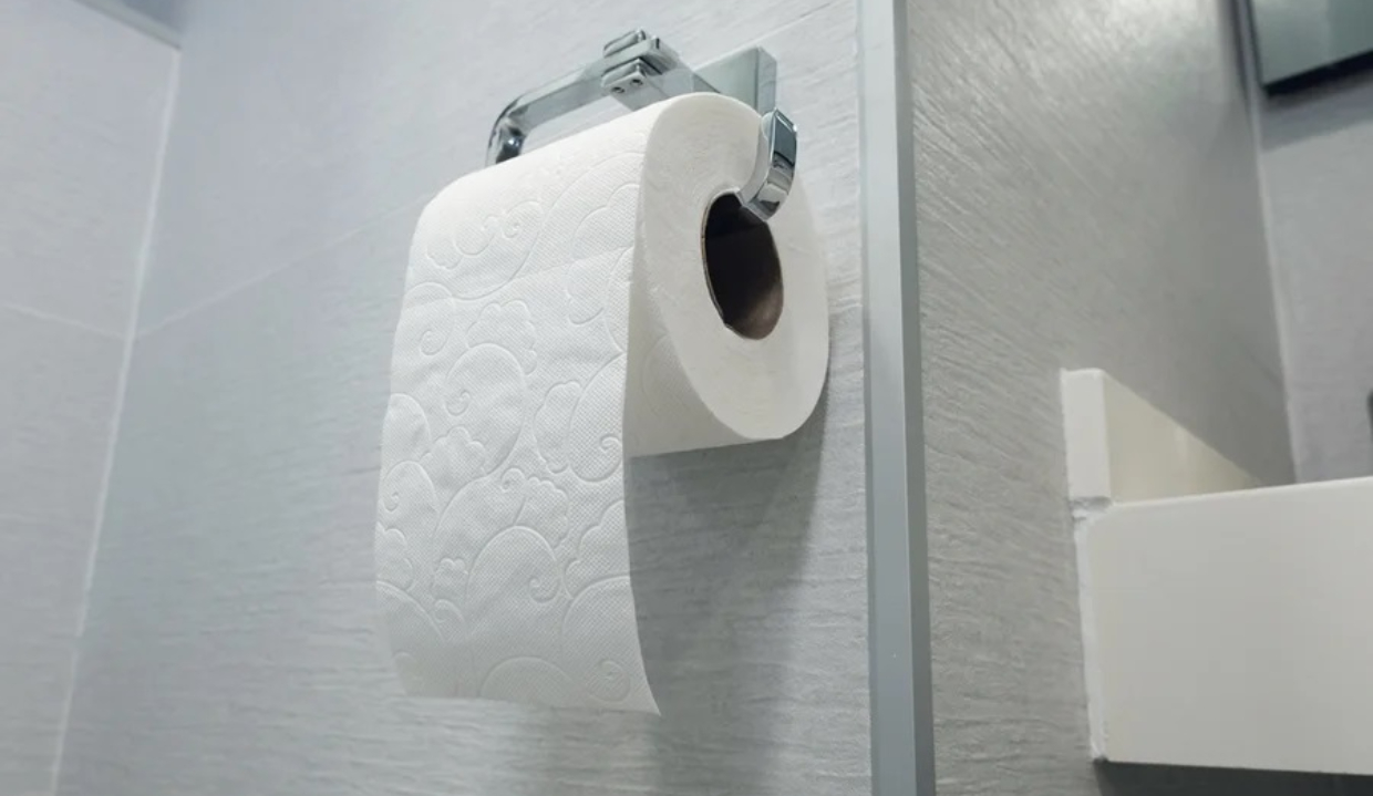 Papel higiênico pendurado em banheiro