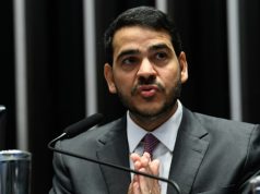 advogado-geral da União, Jorge Messias, falando, com mãos em sinal de oração