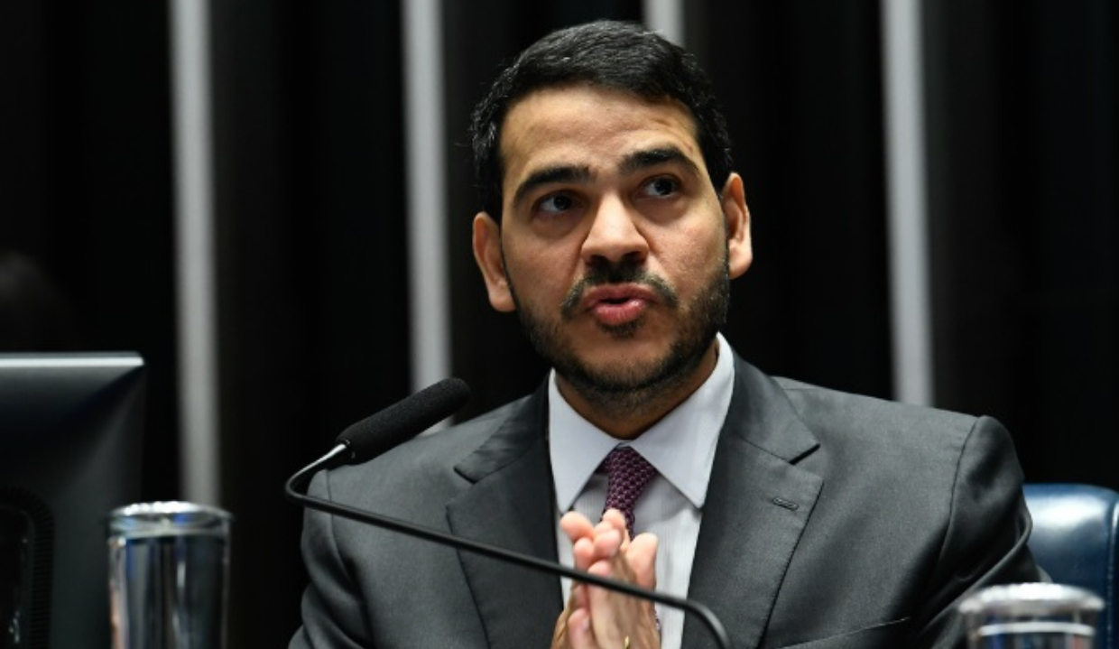 advogado-geral da União, Jorge Messias, falando, com mãos em sinal de oração