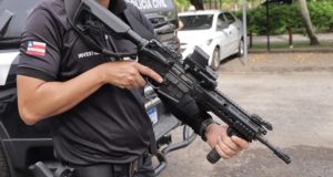 Agente da Polícia Civil da Bahia com armas, sem mostrar o rosto