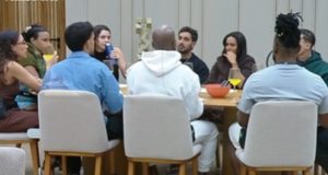 Participantes comendo em mesa na Casa do Patrão