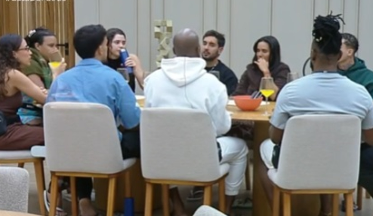 Participantes comendo em mesa na Casa do Patrão