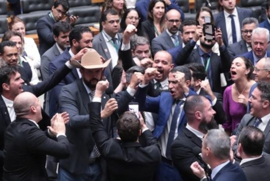 Oposição comemorando aprovação do chamado PL da Dosimetria em dezembro de 2025 - Bruno Spada/Agência Câmara