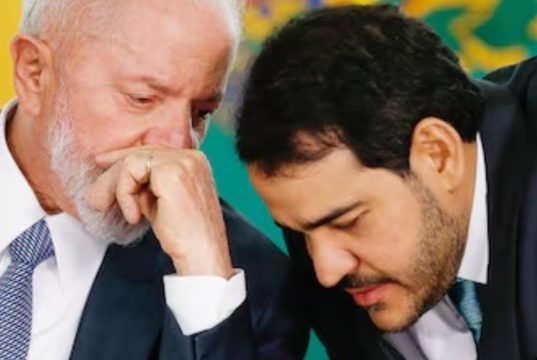 Lula e Jorge Messias conversando ao pé do ouvido