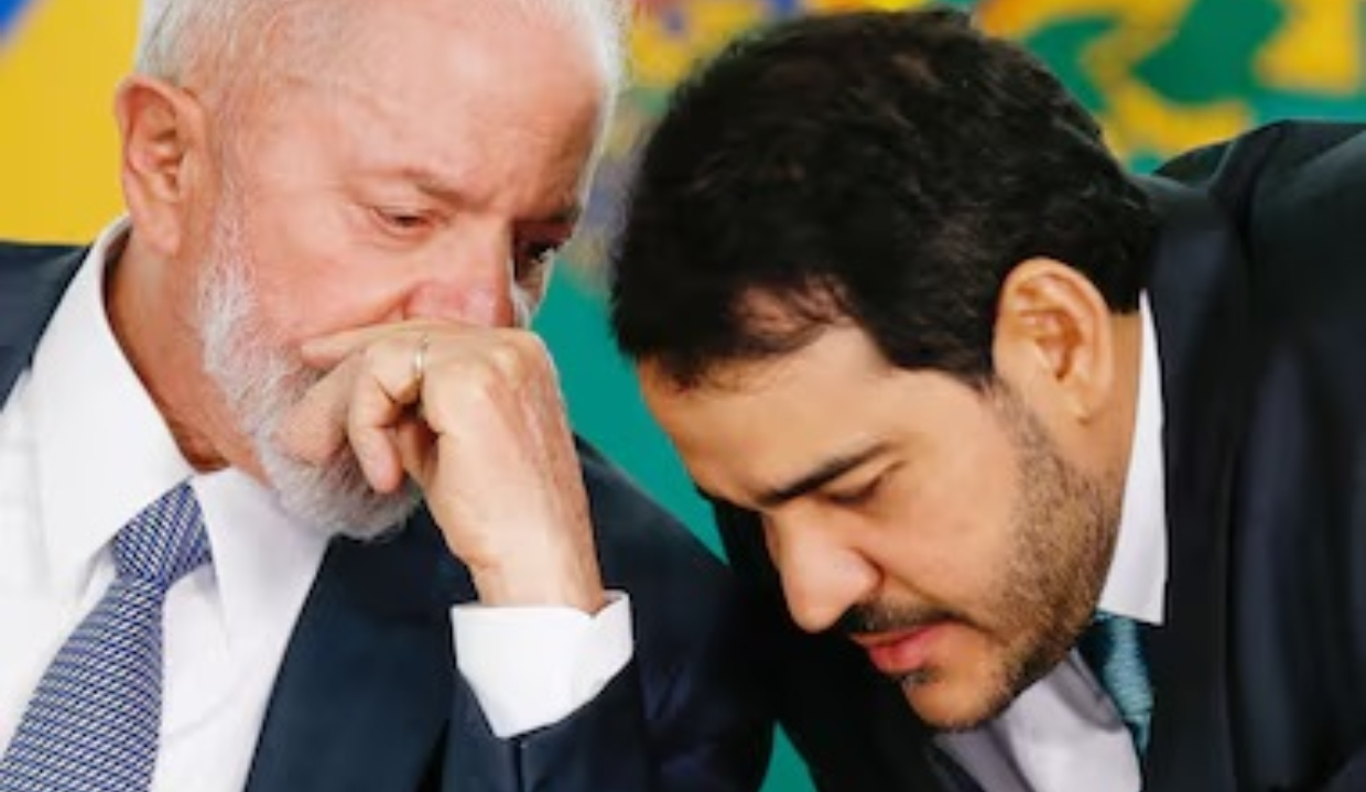 Lula e Jorge Messias conversando ao pé do ouvido