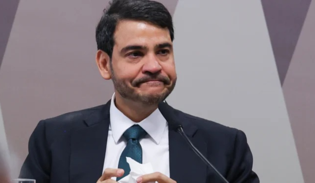 advogado-geral da União Jorge Messias com expressão de preocupação, sem olhar para a câmera