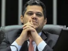 O presidente do Senado Federal, Davi Alcolumbre (União Brasil-AP), com expressão pensativa e mãos na frente do rosto