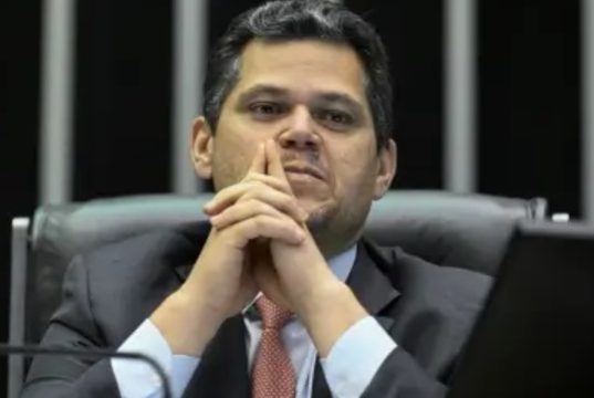 O presidente do Senado Federal, Davi Alcolumbre (União Brasil-AP), com expressão pensativa e mãos na frente do rosto