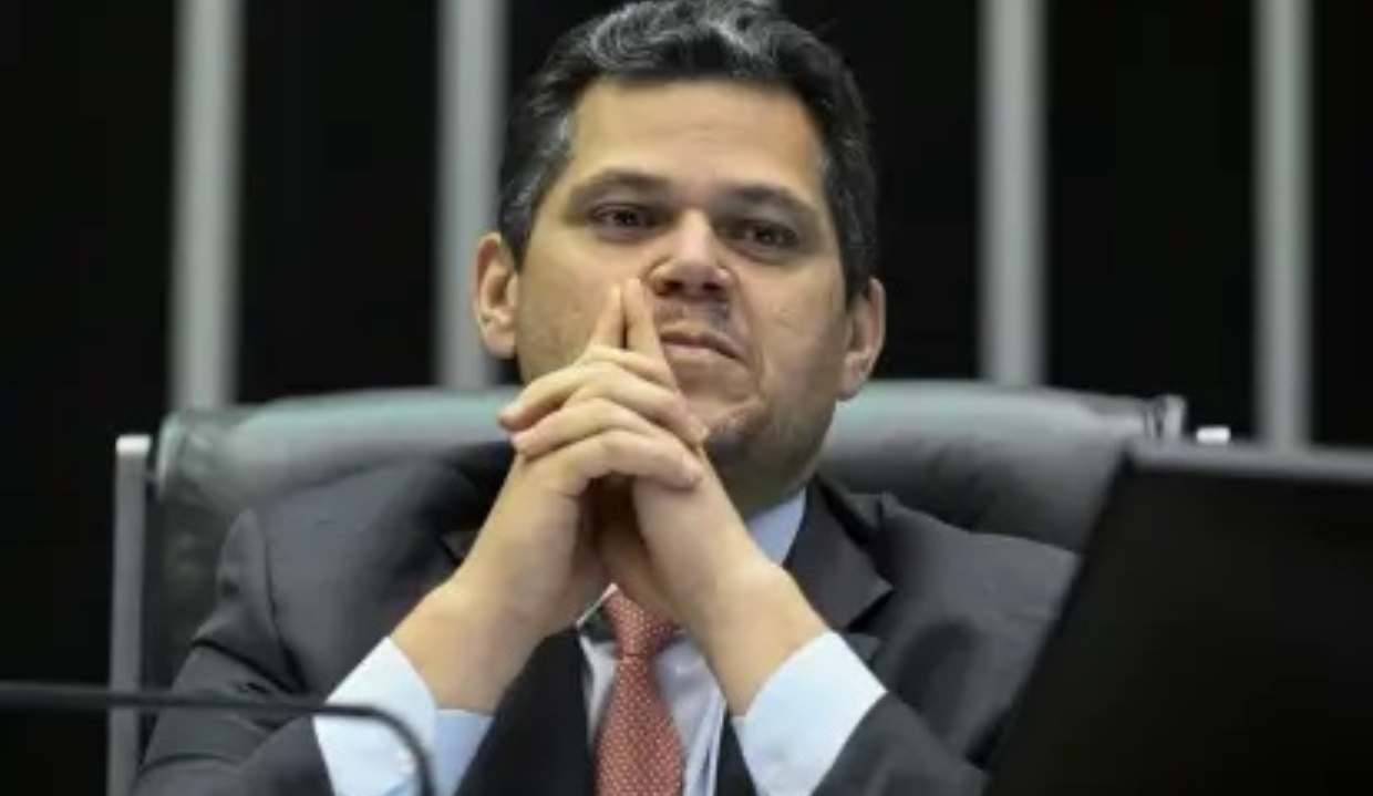 O presidente do Senado Federal, Davi Alcolumbre (União Brasil-AP), com expressão pensativa e mãos na frente do rosto