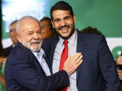 O presidente Luiz Inácio Lula da Silva e o advogado-geral da União, Jorge Messias, sorrindo e se abraçando