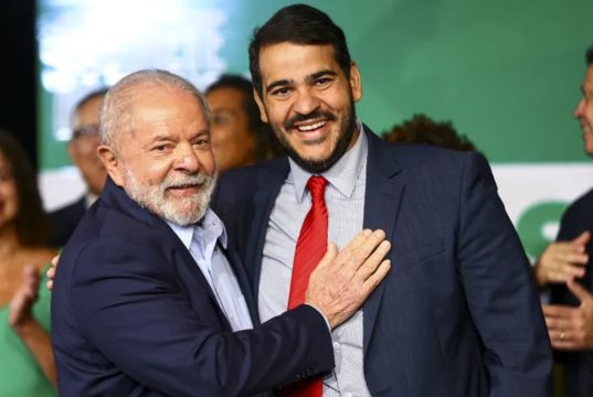 O presidente Luiz Inácio Lula da Silva e o advogado-geral da União, Jorge Messias, sorrindo e se abraçando