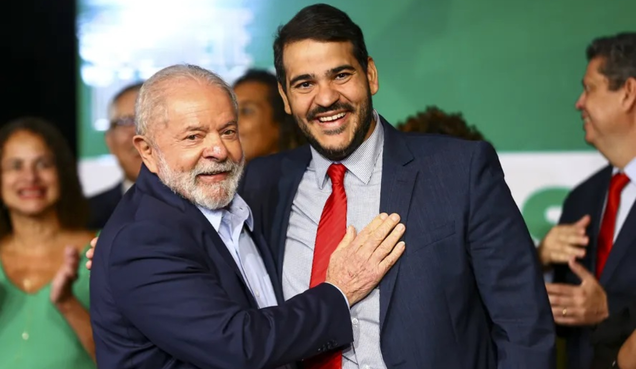 O presidente Luiz Inácio Lula da Silva e o advogado-geral da União, Jorge Messias, sorrindo e se abraçando