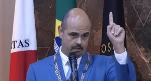 governador de Minas Gerais, Mateus Simões (PSD), falando e apontando pra cima