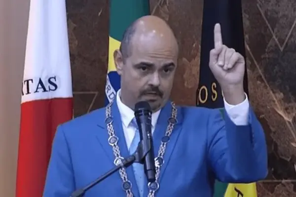 VÍDEO: Governador de MG dá chilique após críticas de prefeito às escolas cívico-militares