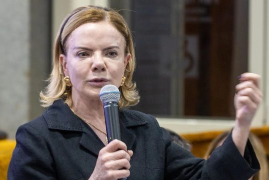 A deputada federal Gleisi Hoffmann (PT-PR) falando e gesticulando, de roupa preta