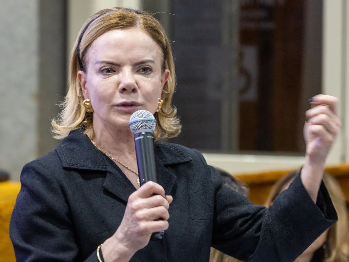 A deputada federal Gleisi Hoffmann (PT-PR) falando e gesticulando, de roupa preta