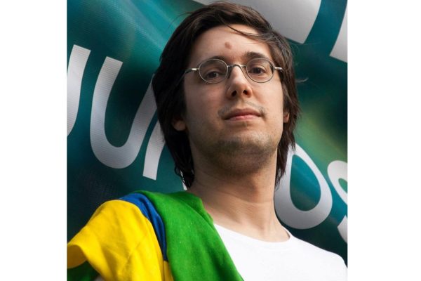 Comentarista da Globo mente ao vivo para defender Flávio e contraria reportagem da própria emissora