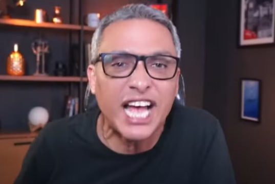 deputado federal Gustavo Gayer (PL-GO) gritando para a câmera, de óculos de grau e camiseta preta