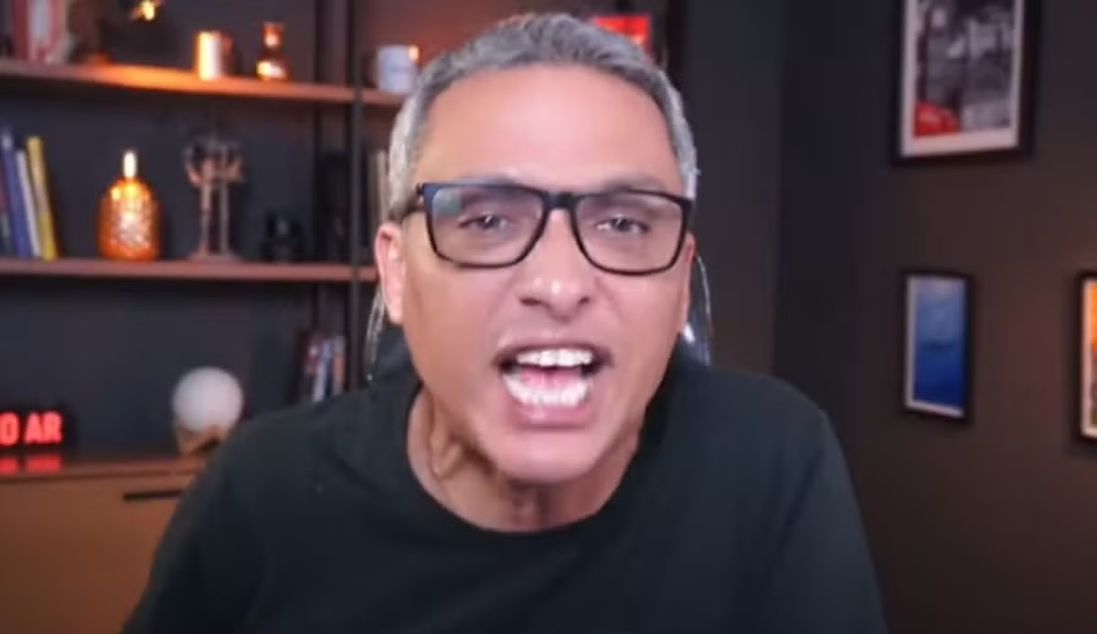 deputado federal Gustavo Gayer (PL-GO) gritando para a câmera, de óculos de grau e camiseta preta