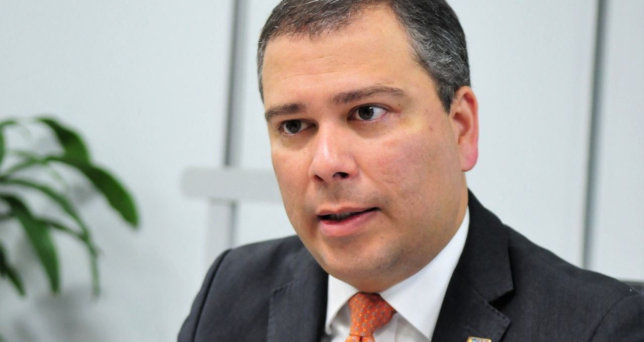 Paulo Henrique Costa, ex-presidente do Banco de Brasília (BRB), falando, em close, sem olhar para a câmera