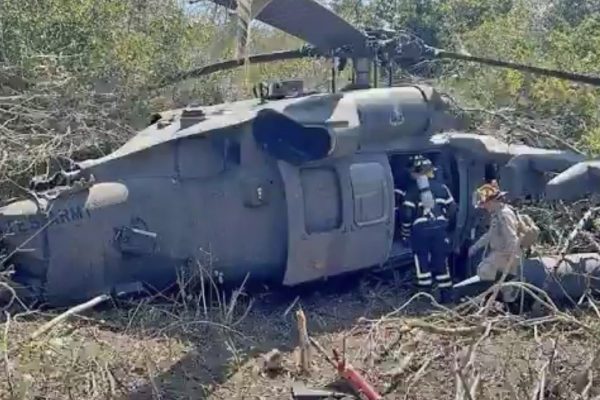 Helicóptero dos EUA é derrubado durante operação de resgate no Irã