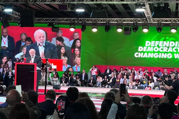 Lula diz que desigualdade é “escolha política” e critica “meritocracia” em Barcelona