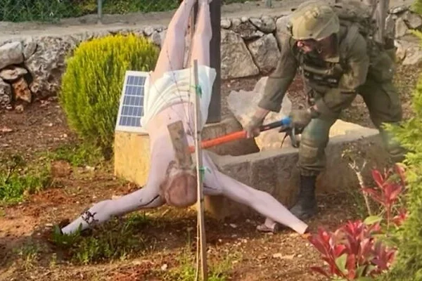 Soldado israelense destrói estátua de Jesus no Líbano com marreta, posta nas redes e gera revolta