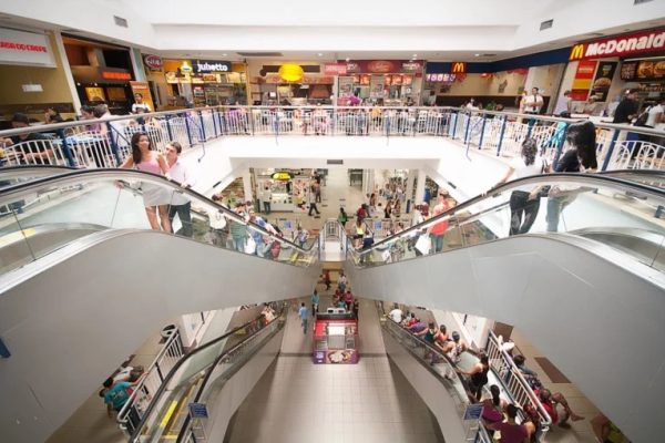 Shoppings perdem público, vendas caem 25% e lojistas questionam funcionamento até 22h
