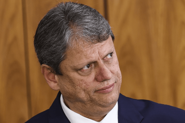 Deputado do PT denuncia Tarcísio por propaganda antecipada e uso da máquina pública