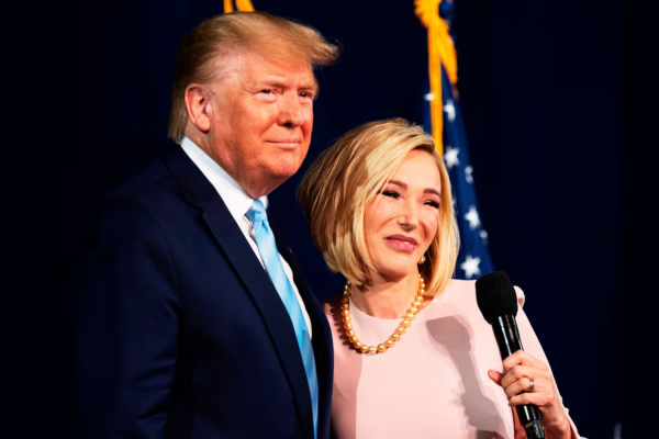 Pastora ligada a Trump o compara a Jesus em cerimônia e provoca revolta nas redes