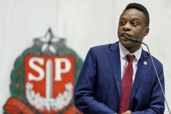 Deputado do MBL é acusado de coagir ex-companheira a abortar