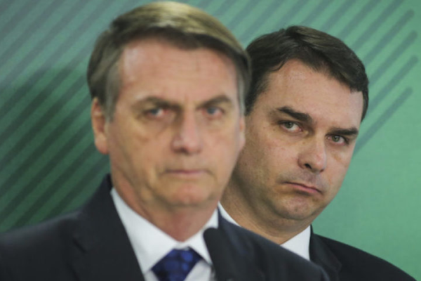Jair e Flávio Bolsonaro divergem de estratégia do PL para o Senado; entenda