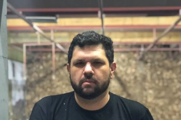 Oswaldo Eustáquio se filia ao PL e anuncia candidatura mesmo foragido na Espanha