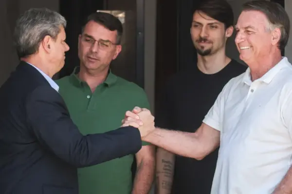 PL prepara pesquisa para “resolver racha” entre Tarcísio e Bolsonaro em SP