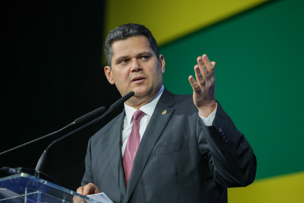 “Loucos de hospício”: Alcolumbre busca trégua com STF após tensão com CPI do Crime Organizado