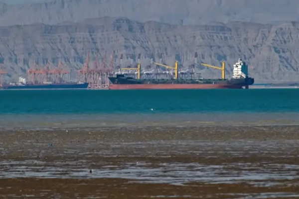 "Exemplo de pirataria": Irã promete retaliação caso os EUA fechem seus portos