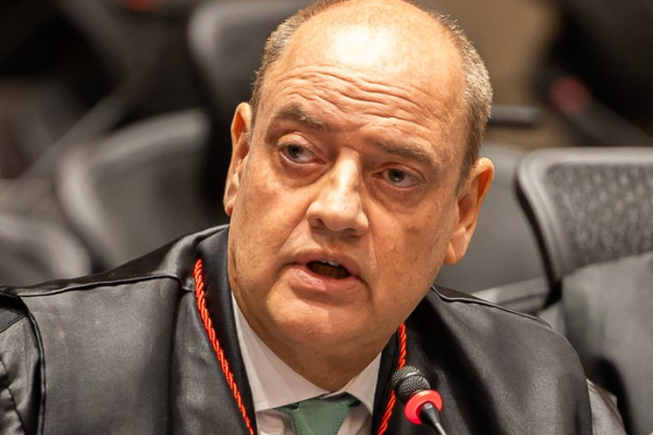 Governador interino do Rio ganhou o dobro do salário para ir à Europa; entenda