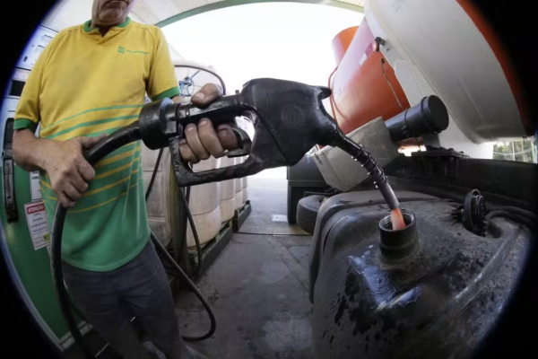 Como novo bloqueio do Estreito de Ormuz volta a pressionar preços dos combustíveis no Brasil