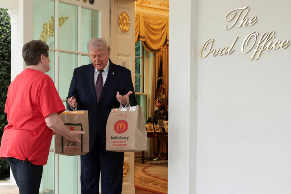 "Publi"? Por que Trump recebeu delivery do McDonald's na Casa Branca