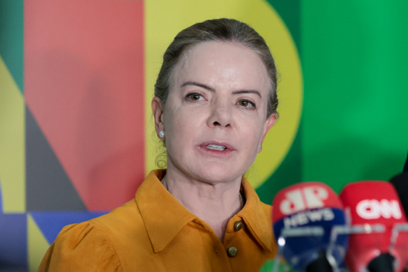 Gleisi dispara contra Bolsonaro, Caiado e Tarcísio: "Traidores da Pátria"