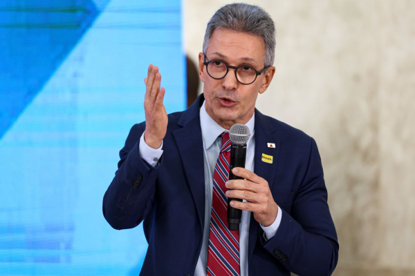 Correia aciona PGR e MPT contra Zema por fraude na educação, trabalho escravo e exploração de aposentados