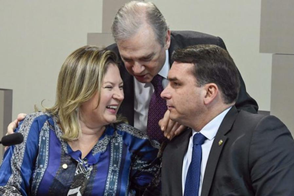 VÍDEO - Joice Hasselmann chama Flávio de ladrão: "O mais corrupto dos filhos de Bolsonaro"