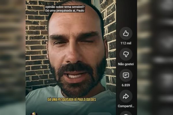 Claramente alterado, Eduardo Bolsonaro chama comentarista da GloboNews de "Paulo Guedes"