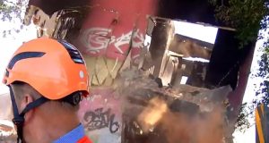 Imóvel de dois andares desaba no Rio de Janeiro