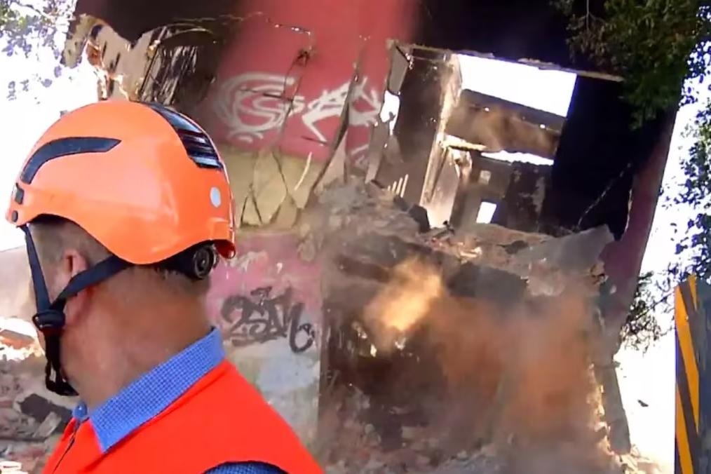 Imóvel de dois andares desaba no Rio de Janeiro