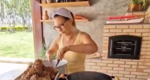 primeira-dama Rosângela Lula da Silva, a Janja, cozinhando