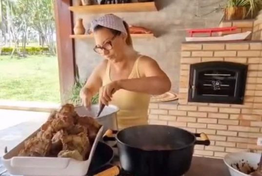primeira-dama Rosângela Lula da Silva, a Janja, cozinhando